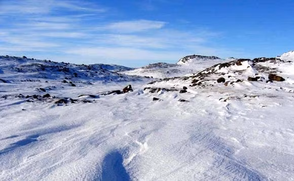 Anguta: Là đấng tối cao của người Inuit. Nhiệm vụ của Anguta là kéo các linh hồn người chết tới Adlivun- một kiểu luyện ngục chuyên tra tấn linh hồn họ. Anguta sẽ dùng roi đánh họ, càng nhiều tội lỗi trên trần gian thì họ càng phải chịu nhiều đòn roi.