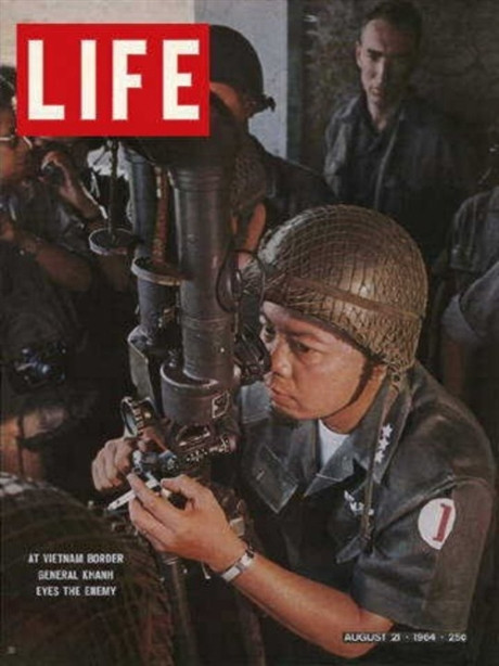 "Tướng Nguyễn Khánh ở biên giới Việt Nam". Số ra ngày 21-8-1964.