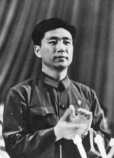 7. Vương Hồng Văn, thời kỳ Đại cách mạng văn hóa vô sản làm “Tổng tư lệnh tạo phản thành phố Thượng Hải”, năm 1967 được Mao Trạch Đông trọng dụng, năm 1969 là Ủy viên trung ương Khóa 9. Năm 1973 là Ủy viên Bộ chính trị, Ủy viên thường vụ Bộ chính trị, Phó Chủ tịch Đảng Khóa 10 và được xếp thứ tự sau Mao Trạch Đông và Chu Ân Lai. Sau khi Mao Trạch Đông qua đời, Vương Hồng Văn bị bắt, năm 1981 bị Tòa án kết án tù chung thân, tước bỏ quyền chính trị suốt đời. Năm 1992 bị chết do viêm gan.