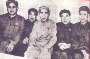 2. Ngô Pháp Hiến, năm 1955 được phong hàm Trung tướng, năm 1965 được bổ nhiệm làm Tư lệnh Không quân. Trong Đại cách mạng văn hóa được bổ nhiệm làm Phó Tổng tham mưu trưởng, Ủy viên Quân ủy trung ương. Năm 1969 là Ủy viên Bộ chính trị Khóa 9. Do có dính líu tới vụ “Lâm Bưu chạy trốn 13/9/1971”, nên bị khai trừ khỏi Đảng, cách mọi chức vụ. Năm 1981, Ngô Pháp Hiến bị đưa ra xét xử với tội danh giống như Hoàng Vĩnh Thắng là thành viên thuộc “Tập đoàn phản đảng Lâm Bưu – Giang Thanh”, bị kết án 17 năm tù, bị tước quyền chính trị 5 năm. Năm 1988 ra tù, ngày 17/10/2004 qua đời, thọ 89 tuổi. Trong ảnh là ông Lâm Bưu (ngồi giữa) cùng Ngô Pháp Hiến, Hoàng Vĩnh Thắng, Lý Tác Bằng và Khưu Hội Tác.