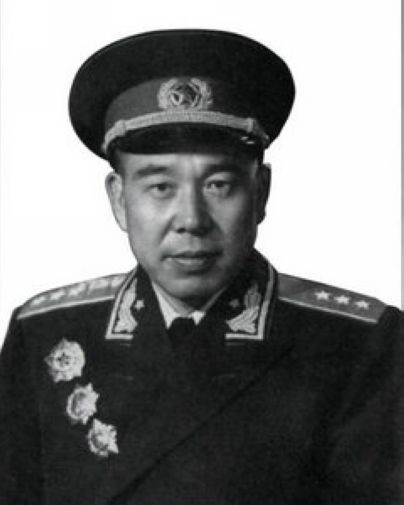 1. Hoàng Vĩnh Thắng, năm 1955 được phong hàm Thượng tướng Tổng tham mưu trưởng quân đội Trung Quốc, là Ủy viên Hội đồng Quốc phòng Khóa 1, Khóa 2, Khóa 3, Ủy viên trung ương dự khuyết Khóa 8, Ủy viên trung ương, Ủy viên Bộ chính trị Khóa 9. Năm 1971 do Lâm Bưu bỏ trốn, nên Hoàng Vĩnh Thắng bị liên lụy và bị quy tội danh thuộc “Tập đoàn phản đảng Lâm Bưu”, năm 1971 bị cách chức, năm 1973 bị khai trừ Đảng. Năm 1981, ông này bị đưa ra xét xử về tội danh là thành viên thuộc “Tập đoàn phản đảng Lâm Bưu – Giang Thanh” và bị kết án 18 năm tù, tước quyền chính trị 5 năm. Năm 1983, Hoàng Vĩnh Thắng qua đời ở Thanh Đảo.