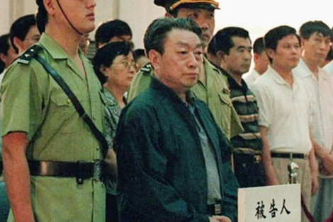 10. Trần Hy Đồng sinh năm 1930, người Tứ Xuyên từng lăn lộn với Cách mạng nhiều năm ở thành phố Bắc Kinh. Năm 1981 giữ chức Bí thư thành ủy Bắc Kinh, năm 1982 liên tục là Ủy viên trung ương Đảng Khóa 12, Khóa 13, tiếp đó là Ủy viên trung ương, Ủy viên Bộ chính trị Khóa 14. Năm 1983 kiêm nhiệm chức Thị trưởng Bắc Kinh. Năm 1985 được giao trọng trách là Chủ tịch Ủy ban Á Vận Hội lần thứ 11 tổ chức ở Bắc Kinh.