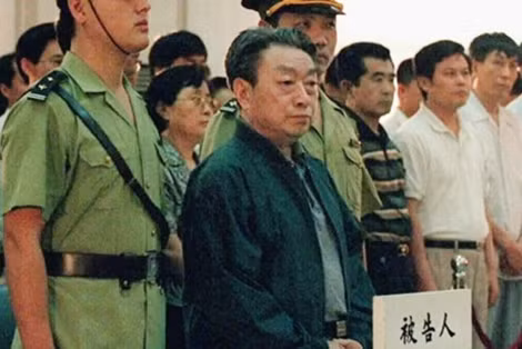 10. Trần Hy Đồng sinh năm 1930, người Tứ Xuyên từng lăn lộn với Cách mạng nhiều năm ở thành phố Bắc Kinh. Năm 1981 giữ chức Bí thư thành ủy Bắc Kinh, năm 1982 liên tục là Ủy viên trung ương Đảng Khóa 12, Khóa 13, tiếp đó là Ủy viên trung ương, Ủy viên Bộ chính trị Khóa 14. Năm 1983 kiêm nhiệm chức Thị trưởng Bắc Kinh. Năm 1985 được giao trọng trách là Chủ tịch Ủy ban Á Vận Hội lần thứ 11 tổ chức ở Bắc Kinh.