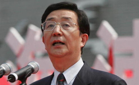 11. Trần Lương Vũ, sinh năm 1946, năm 1980 vào Đảng, năm 1992 là Phó Bí thư thành ủy Thượng Hải, Phó Thị trưởng thành phố, là Ủy viên trung ương dự khuyết Khóa 15. Tháng 11/2002, ông này là Ủy viên trung ương Đảng, Ủy viên Bộ chính trị Khóa 16 kiêm Bí thư thành ủy Thượng Hải. Ngày 24/9/2006, Tân Hoa Xã đưa tin Ban chấp hành trung ương ĐCS Trung Quốc ra thông báo bãi bỏ mọi chức vụ trong Đảng và Nhà nước, khai trừ Trần Lương Vũ ra khỏi Đảng, đồng thời đưa sang cơ quan tư pháp xét xử về tội tham nhũng, lợi dung chức quyền, lạm dụng công quỹ, làm tổn thất tài sản của Nhà nước. Ngày 11/4/2008, Tòa án thành phố Thiên Tân mở phiên tòa xét xử ông này và tuyên án 18 năm tù giam về tội tham ô và nhân hối lộ 2,39 triệu Nhân dân tệ.