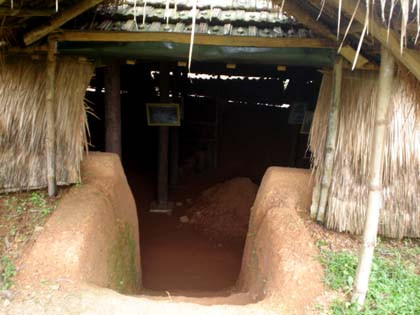 Căn nhà nửa chìm nửa nổi ở "làng chiến tranh".