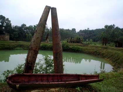 Vỏ bom được dựng kín bên một hố bom khổng lồ.