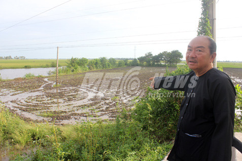 Ông Ba Lê chỉ cánh đồng cạnh cầu sắt Vĩnh Thông, nơi bọn Pol Pot giết hại 800 người.