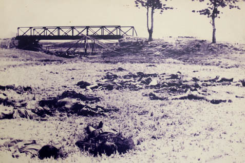 Xác chết chất chồng ở cánh đồng, cạnh cầu sắt Vĩnh Thông.