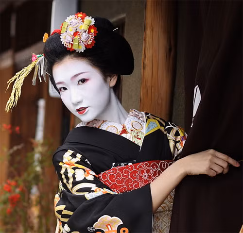 Nghệ thuật làm đẹp ở thế kỷ vàng của Geisha được tiếp tục từ những năm 60 của thế kỷ XIX và đến đầu thế kỷ XX. Chính trong thời kỳ này đã lập ra một hệ thống phức tạp và tinh tế về giáo dục những “phụ nữ-hoa”, tức Geisha.