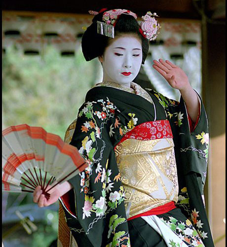 Mái tóc dài: Đây là một điều kiện bắt buộc. Suốt nhiều thế kỷ, phụ nữ Nhật đều nuôi tóc cho dài hết mức. Điều này cho phép họ tạo nên những kiểu tóc lộng lẫy và kiểu cách đến mức kỳ lạ.