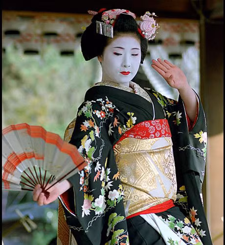 Mái tóc dài: Đây là một điều kiện bắt buộc. Suốt nhiều thế kỷ, phụ nữ Nhật đều nuôi tóc cho dài hết mức. Điều này cho phép họ tạo nên những kiểu tóc lộng lẫy và kiểu cách đến mức kỳ lạ.