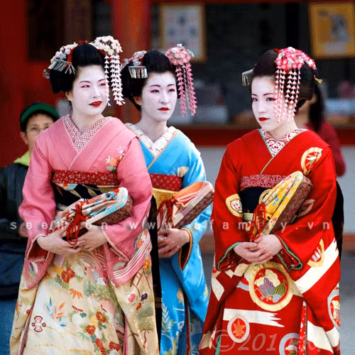 Những người phụ nữ tô môi bằng một lớp son đỏ bóng được làm từ cánh hoa hồng, quả nghệ tây và dầu thực vật. Những Geisha tập sự - nghĩa là các Maiko chỉ tô phần giữa môi, vào ban ngày các cô gái chỉ tô son môi dưới. Geisha dùng karamel để làm bóng môi.