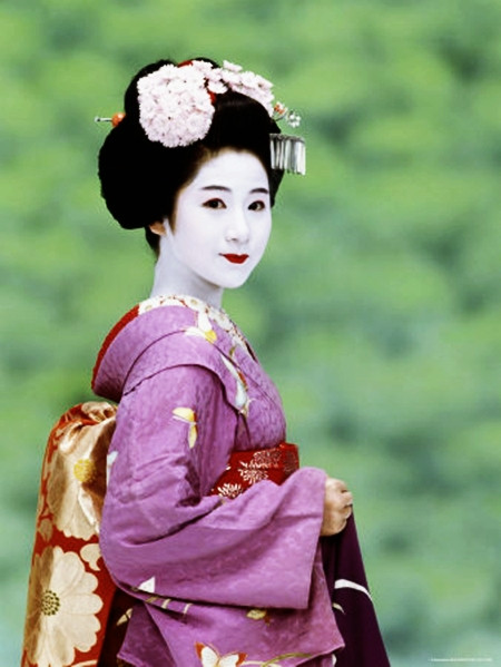 Các Maiko thì quầng mắt chỉ tô phấn góc trên mí, còn lông mày thì phủ phấn lên. Tại một số trường đào tạo Geisha, người ta làm sáng lông mày bằng cách tô màu vàng nhạt.