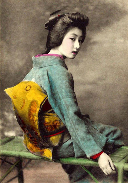 Còn những Maiko thường đi đôi xabo cao 15 cm, có đeo một chiếc chuông nhỏ được gọi là okobo.