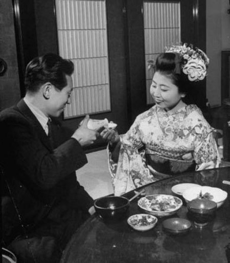 Tiêu chuẩn một Geisha dựa trên 3 nguyên tắc cơ bản, gồm: khari, bitai và akanune. Khari - tinh thần. Geisha không được nhượng bộ nhưng phải điềm tĩnh, biết nhẫn nhục nhưng dũng cảm, truyền thống nhưng không quá khuôn phép.