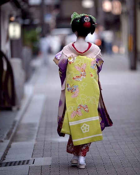 Dáng đi của Geisha thì phải uyển chuyển và quyến rũ, gọi là “dáng đi tám bước” hoặc là ukeaium, tức “dáng đi bơi lướt”. Khi bước đi, hông lắc tự do và bàn chân đưa ra phía trước gần như là đi trên các đầu ngón chân.