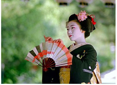 Ngón tay: là một chi tiết quan trọng trong giao tiếp không lời. Bàn tay của Geisha phải sạch sẽ và được chăm chút cẩn thận.