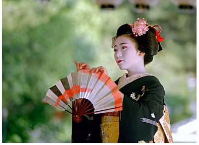 Ngón tay: là một chi tiết quan trọng trong giao tiếp không lời. Bàn tay của Geisha phải sạch sẽ và được chăm chút cẩn thận.