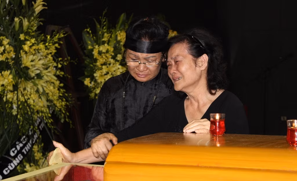 Vợ ông, NSUT Thanh Hương không cầm đươc nước mắt trước giờ phút cuối cùng.