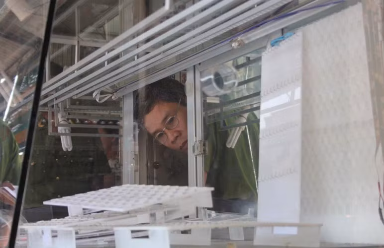 Theo khai báo của ông Minh, tối hôm trước ông khóa tất cả các cửa cuốn cận thận rồi về nhà ở đường Phạm Thế Hiển, quận 8. Điều đáng nói là tất cả các cửa đều không có dấu hiệu bị cạy phá.