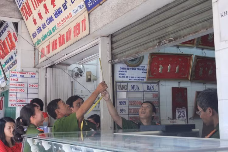 Tiệm vàng có trang bị camera an ninh quan sát nhưng ban đêm phải ngắt điện vì sợ xảy ra cháy nổ nên camera không hoạt động.