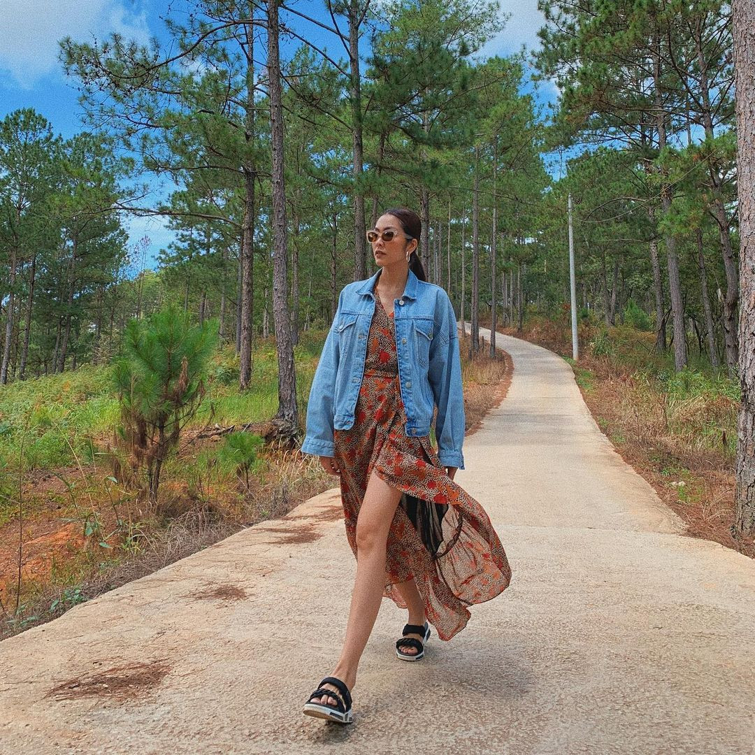 Mê diện váy vóc mùa lạnh thì bạn đừng quên sắm thêm 1 em áo khoác denim như Hà Tăng, chẳng cần mix đồ cầu kỳ cứ kết hợp bộ đôi này với nhau là đã có ngay outfit chuẩn đẹp, diện đi làm hay đi chơi cũng đều hợp cả