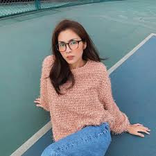 Muốn ghi điểm trẻ trung thì bạn hãy học Hà Tăng diện áo len bông xù mix cùng quần jeans. Mẫu áo len mềm mại mang tông hồng nude ngọt ngào mix cùng quần jeans xanh basic đã auto giúp cô trông trẻ trung hơn ít nhất 5 tuổi. Với outfit này bạn có thể tăng hiệu quả tôn dáng bằng cách sơ vin vạt trước vạt sau để thêm phần thú vị