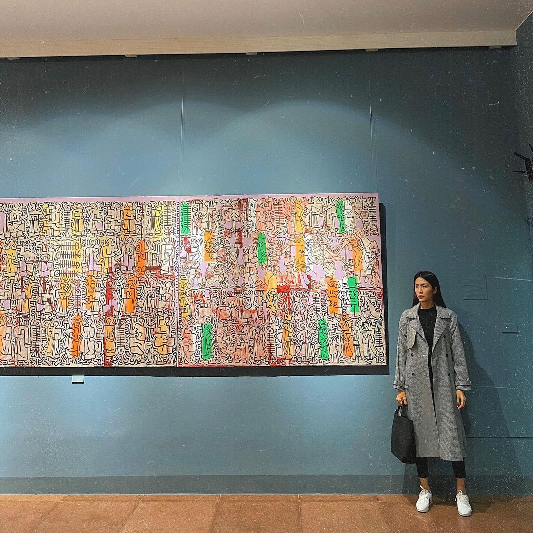 Khi khác Hà Tăng lại diện áo len mix cùng quần jeans đen dáng skinny. Với set đồ này cô cố tình chọn dáng quần ngắn trên mắt cá chân và diện thêm giày thể thao trắng để tạo vẻ năng động, thoải mái. Thêm một em áo khác trench coat màu ghi bên ngoài là có ngay outfit chuẩn đẹp mà chẳng mất công mix đồ cầu kỳ