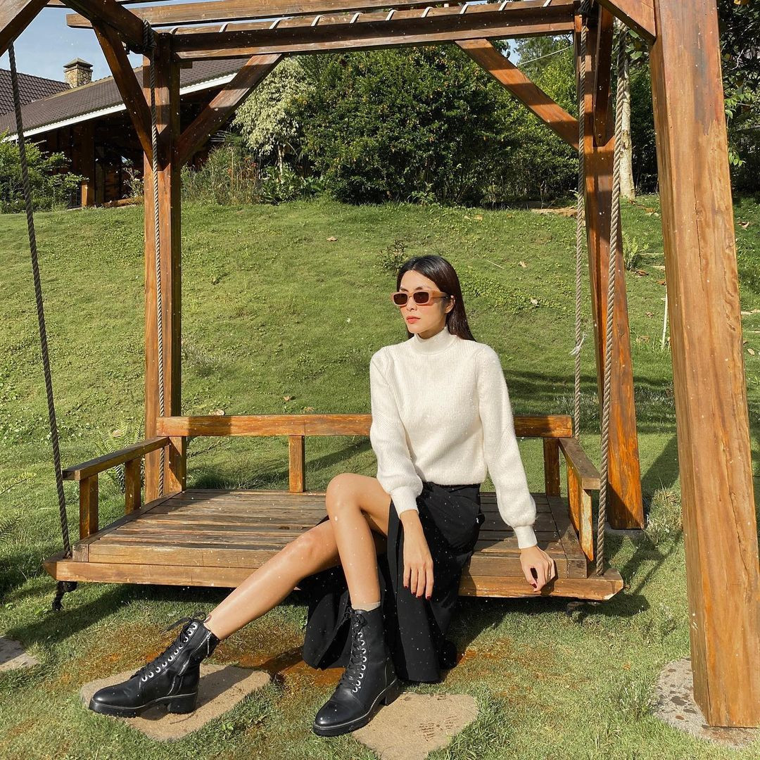 Lên đồ đi du lịch, Hà Tăng diện áo len trơn mix cùng chân váy xẻ. Chính chi tiết xẻ vạt của váy đã tạo thành điểm nhấn thú vị giúp cô thêm phần sexy, khoe được đôi chân thon thả