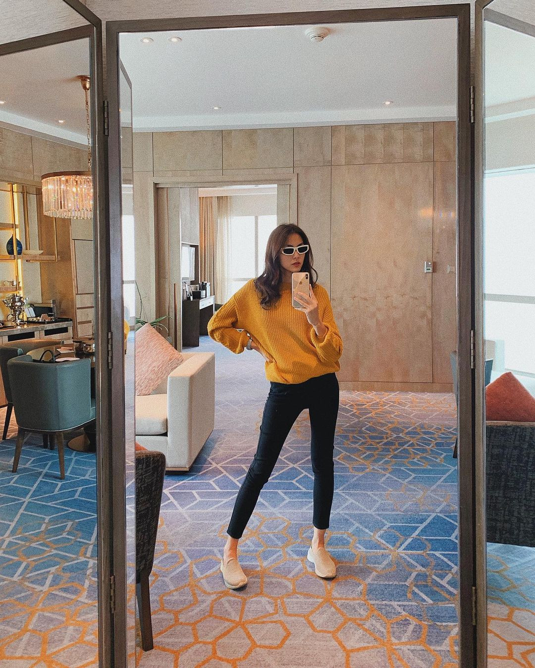 Muốn lên đồ thật đơn giản mà vẫn bừng sáng outfit ngày Đông thì bạn có thể chọn một em áo len mang tông vàng tươi tắn như Hà Tăng, sau đó mix thêm cùng quần jeans đen và giày thể thao tối giản. Dáng quần skinny ôm sát sẽ giúp tôn đôi chân thon dài, tạo hiệu quả hack dáng