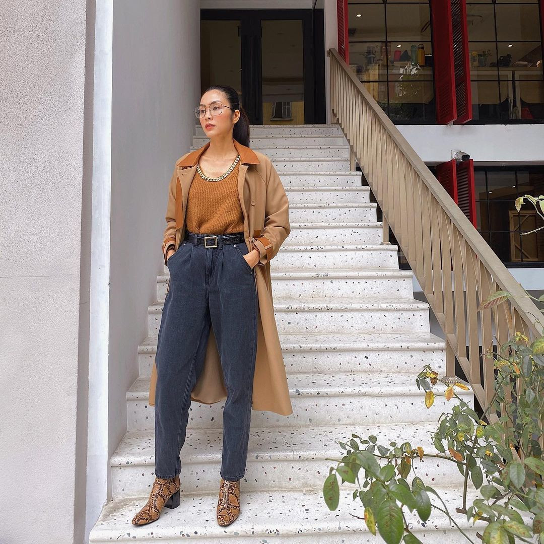  Những ngày chẳng biết mặc gì đi làm bạn hãy học Hà Tăng diện áo len mix cùng quần jeans đen, đừng quên sơ vin và dùng thêm thắt lưng để mang đến hiệu quả tôn dáng tốt nhất. Cùng với đó cô diện thêm áo khoác dáng dài và đi một đôi boots da họa tiết da rắn là đã có outfit chuẩn đẹp và thanh lịch