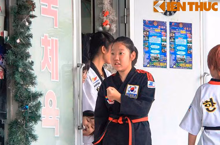 Những đứa trẻ trong giờ học taekwondo ở phố Hàn Quốc trong KĐT Phú Mỹ Hưng.