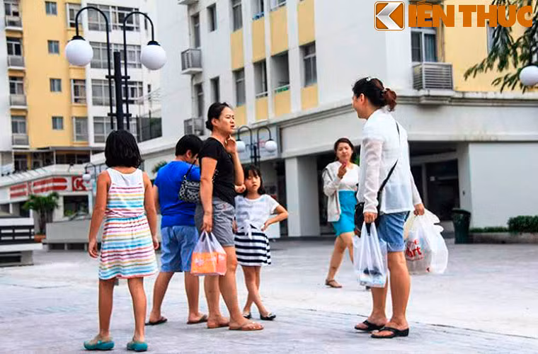 Con cái các gia đình Hàn Quốc được đi học cũng tại ngôi trường dành cho người Hàn. Ngày nghỉ cuối tuần, các em đi siêu thị cùng cha mẹ.