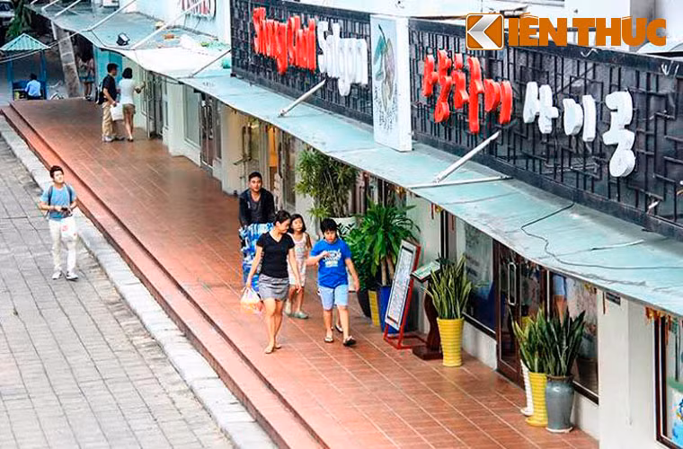 Những ngày cuối tuần, suốt từ sáng đến tận khuya, người Hàn đi lại dập dìu trên đường phố trong KĐT Phú Mỹ Hưng.
