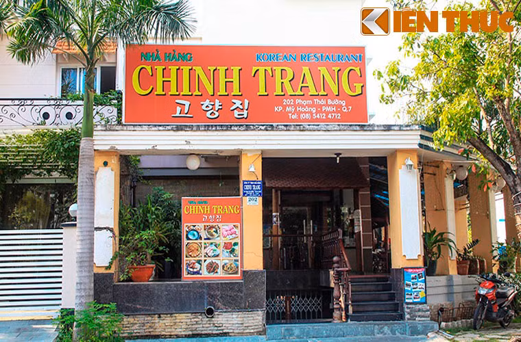 Dọc các tuyến đường trong khu Sky Garden, đi đâu cũng thấy bảng hiệu với các cửa tiệm nhà hàng, cửa hàng bán rau sạch, karaoke, massage, khách sạn, giải trí, tiệm thuốc tây, bệnh viện đa khoa... mang tên Hàn Quốc được viết song ngữ Hàn - Việt hoặc tam ngữ Hàn- Việt- Anh.