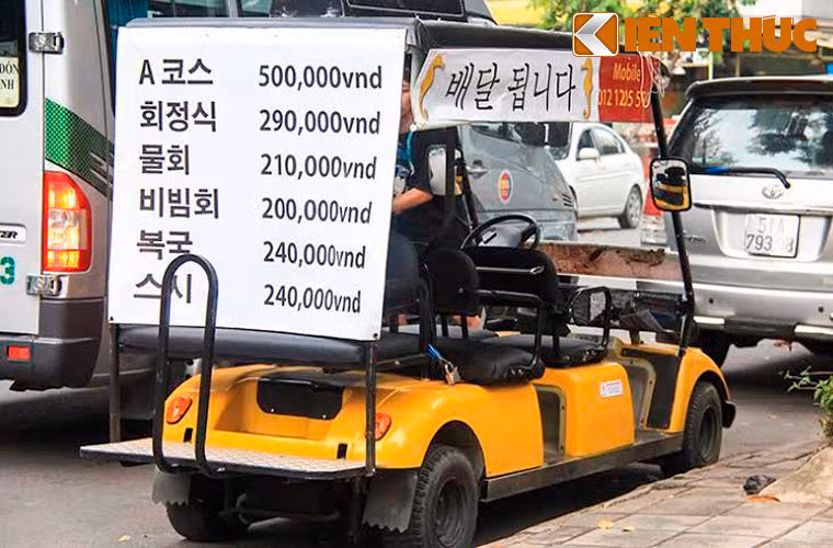 Những chiếc xe điện mang theo biển quảng cáo các món ăn và giá cả bằng tiếng Hàn kèm số ĐTDĐ chạy vòng quanh các tuyến đường ở khu phố Hàn.