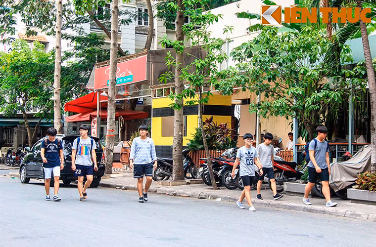 Người HQ sinh sống, làm việc ở khắp các tỉnh thành phía Nam như Bình Dương, Tây Ninh, Đồng Nai, Long An. Đặc biệt ở TP HCM, có hơn 20.000 người HQ sinh sống ở khu đô thị Phú Mỹ Hưng với hàng ngàn hộ.