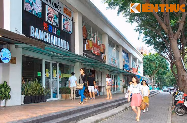 Với số hơn 100.000 người sinh sống ở VN, đây được xem là cộng đồng HQ ở nước ngoài lớn thứ tư trên thế giới (chỉ sau các nước Mỹ, Nhật Bản và Trung Quốc).