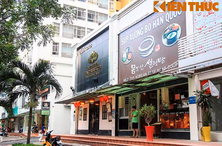 Tại khu đô thị Phú Mỹ Hưng, phường Tân Phong, quận 7, trên các trục đường Phạm Thái Bường, Phạm Văn Nghi, Nguyễn Đức Cảnh (thuộc khu Sky Garden), từ nhiều năm nay mặc nhiên trở thành "Seoul thu nhỏ". Người lần đầu tiên đến đây cứ ngỡ đã lạc chân đến xứ sở Kim Chi.