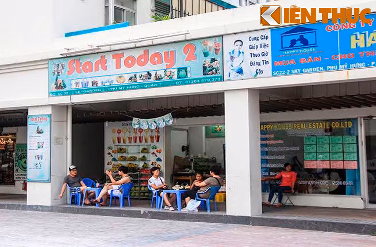 Các thanh niên HQ khác thì ghé vào quán giải khát, quầy trái cây...cùng tán gẫu.