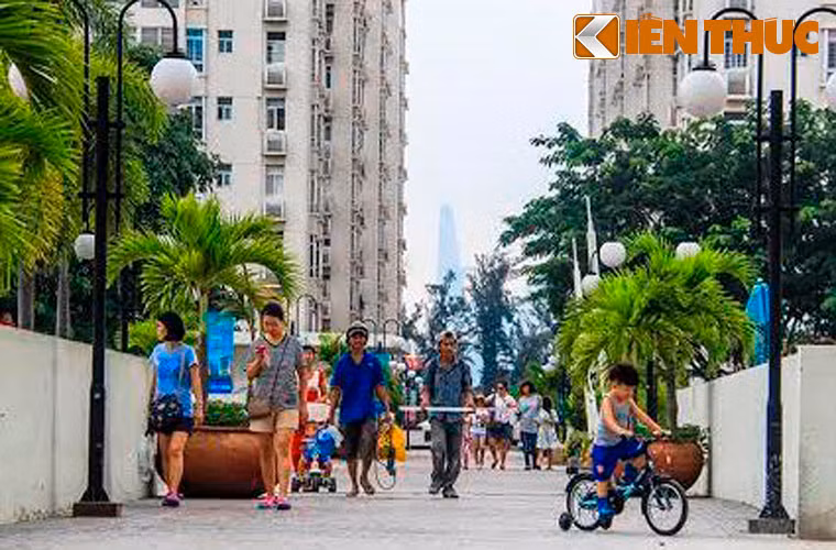 Nhiều gia đình người Hàn đến Việt Nam và sinh sống ở TP HCM suốt nhiều năm qua. Ban đầu họ đến VN với mục đích làm ăn hoặc du lịch. Tuy nhiên do thích hợp cuộc sống, khí hậu cũng tương đối dễ chịu và đặc biệt là chi phí sinh hoạt rẻ, dễ làm ăn... nên họ đã đưa gia đình, giới thiệu đối tác đến VN cư trú.