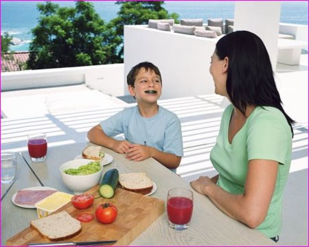 Cười có hiệu quả với sức khỏe về thể chất và tinh thần: cười là một phương pháp hiệu quả giúp con người chống lại stress, đau đớn của cơ thể do làm tăng bài tiết endorphine, một loại chất giảm đau do cơ thể bài tiết ra tăng lên khi cảm giác trong người thoải mái, làm cho ta có thể giải quyết được những xung đột căng thẳng một cách dễ dàng, giúp cho cơ thể có thể duy trì được sự cân bằng trong cuộc sống.