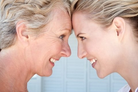 Bạn hãy dành nhiều thời gian để giao tiếp với những người có tính hài hước, những người hạnh phúc, bạn sẽ dễ dàng cười hơn và cảm thấy hạnh phúc hơn khi bạn ở cùng những người biết hài hước, hãy kết bạn với những người vui vẻ, thích cười.