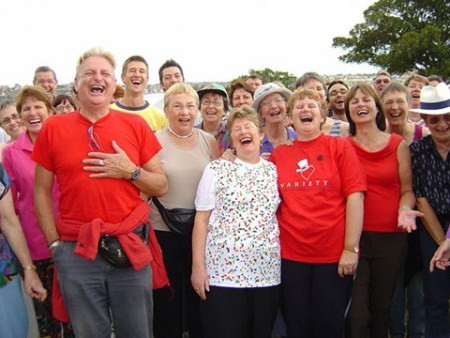 Cười còn có tác dụng trong các mối quan hệ xã hội. Nụ cười đem lại cảm giác thân thiện, tạo sự hấp dẫn với những người mà mình đang giao tiếp, đem lại cảm giác gắn bó hơn trong các mối quan hệ xã hội, giảm bớt những căng thẳng trong xung đột, khuyến khích sự làm việc tích cực của nhóm, tập thể.