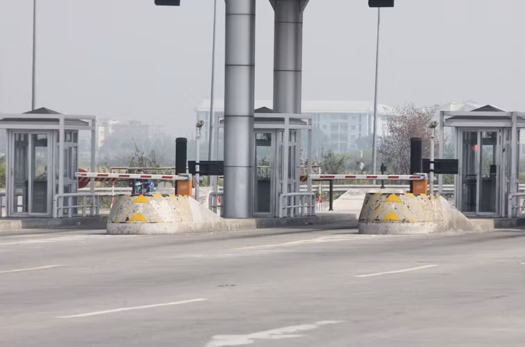 Nhiều buồng thu phí không một bóng nhân viên