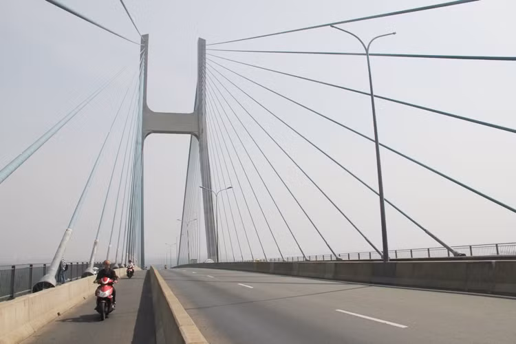 Đến 9/2009, cây cầu được đưa vào sử dụng và theo hợp đồng BOT, UBND thành phố cam kết sau khi thông xe, thành phố có trách nhiệm phân luồng giao thông (như hạn chế xe tải nặng từ các cảng, KCX, KCN lưu thông xuyên trung tâm thành phố) để toàn bộ luồng xe tải nặng trực tiếp lưu thông qua cầu Phú Mỹ. Ngoài ra, UBND thành phố còn cam kết hoàn thành đồng bộ toàn tuyến vành đai phía đông để tạo điều kiện cho xe lưu thông vào cầu Phú Mỹ