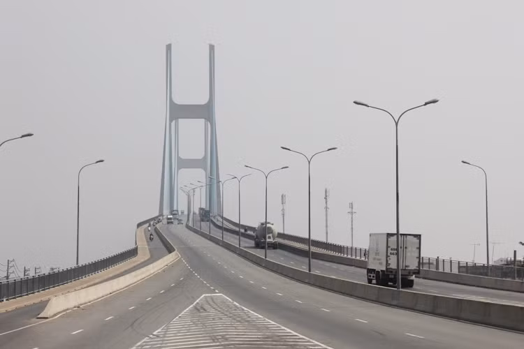 Tuy nhiên, từ khi thông xe đến nay, Sở GTVT TPHCM không thực hiện phân luồng theo ký kết cũng như chưa hoàn thành dự án tuyến đường vành đai khiến phương tiện lưu thông qua cầu rất thấp, dẫn đến thu phí không đủ như dự tính