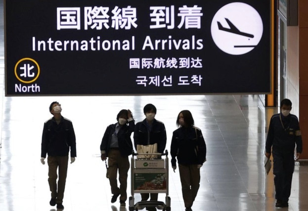 Nhat phat hien ca nhiem bien the Omicron, Campuchia cam du khach chau Phi