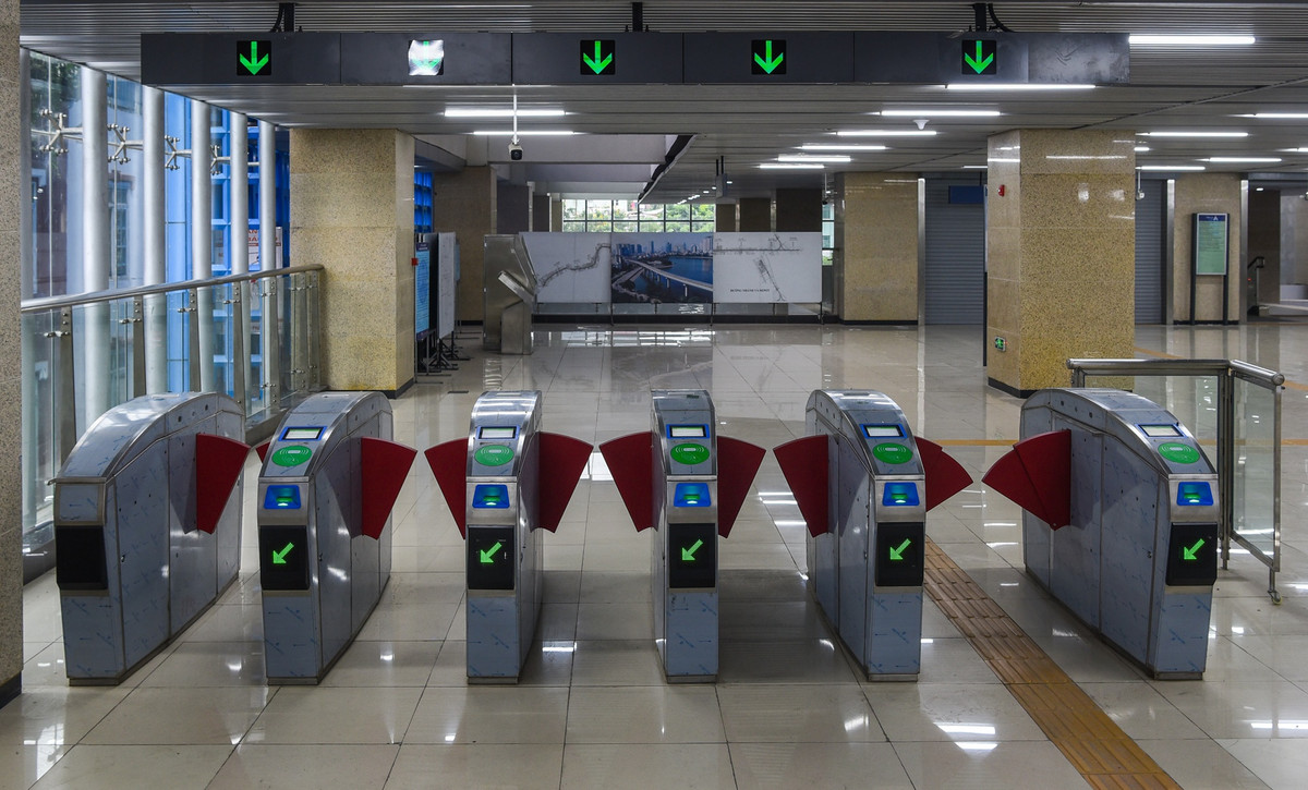 Mỗi vé tàu chỉ được quẹt 1 lần khi cửa ra vào mở và mất 30 giây tiếp cho lần quẹt tiếp theo.