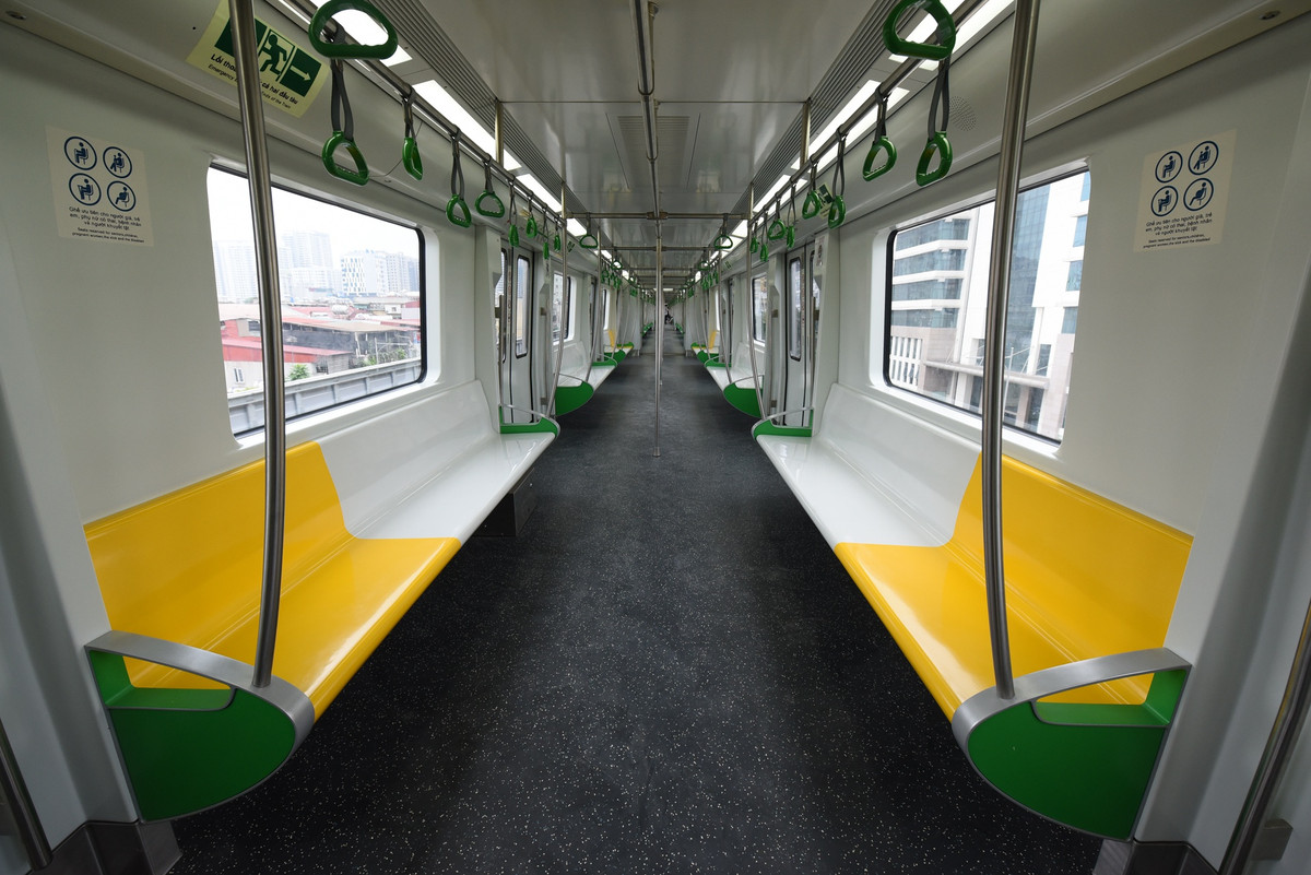 Nội thất bên trong đoàn tàu được thiết kế chủ đạo là màu ghi sáng, các tấm ốp đầu ghế, tay vịn cho khách hàng đứng trên toa sử dụng màu xanh lá cây.